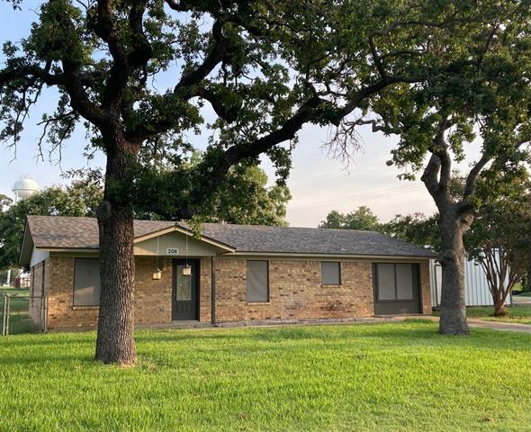 206 E 3rd St in Tolar, TX - Building Photo