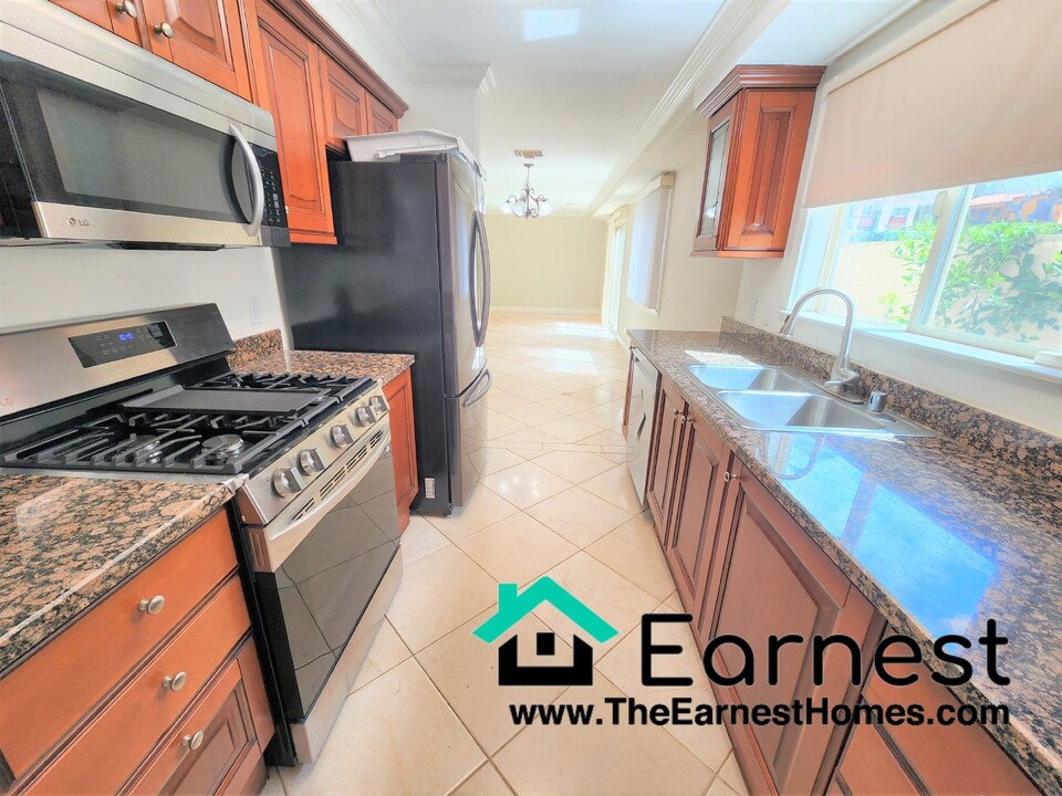 7006 Valmont St, Unit Unit B in Los Angeles, CA - Building Photo