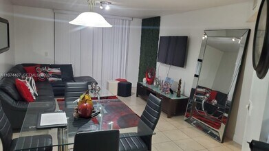 8373 Lake Dr in Doral, FL - Building Photo - Building Photo