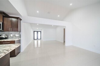 1001 NW 127th Pl in Miami, FL - Building Photo - Building Photo