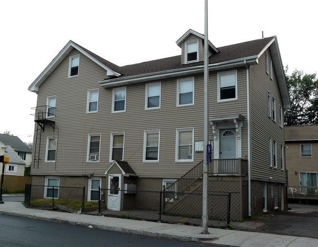 216 Rindge Ave in Cambridge, MA - Foto de edificio - Building Photo