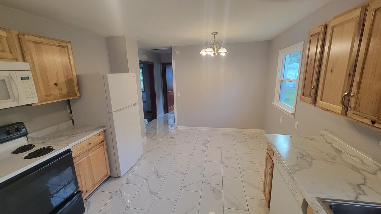 521 E Summit St in Bolivar, MO - Building Photo