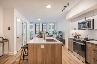 360 Laurier in Ottawa, ON - Building Photo - Building Photo