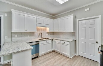 301 White Oak Dr in Brandon, MS - Foto de edificio - Building Photo