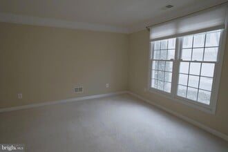 1609 Leeds Castle Dr in Vienna, VA - Foto de edificio - Building Photo