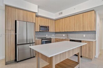 2150 N Bayshore Dr, Unit 2409 in Miami, FL - Building Photo - Building Photo