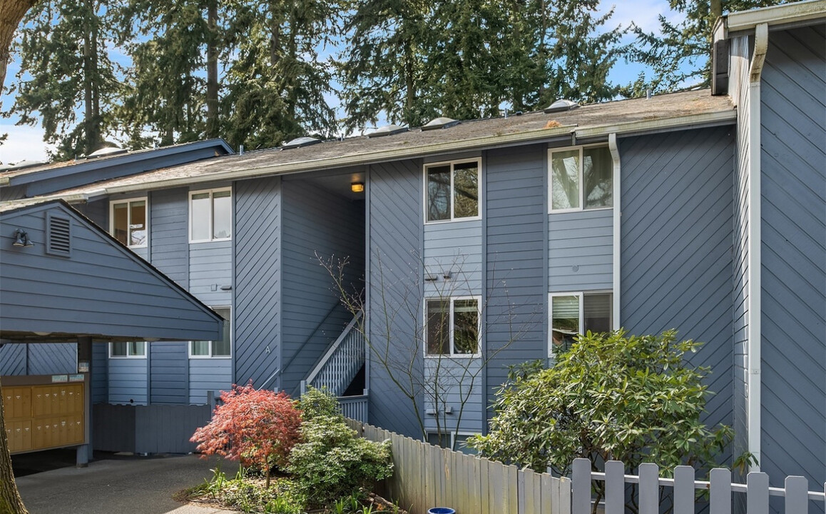 8418 240th St SW, Unit Apt A303 in Edmonds, WA - Building Photo