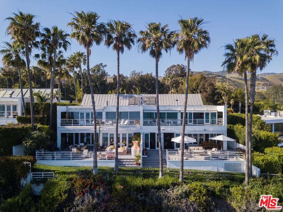 27420 Pacific Coast Hwy in Malibu, CA - Building Photo