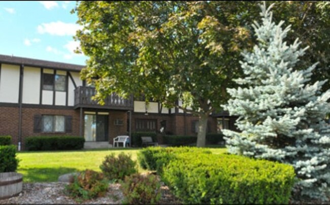 Whytecliffe Apartments in Greenfield, WI - Building Photo - Interior Photo