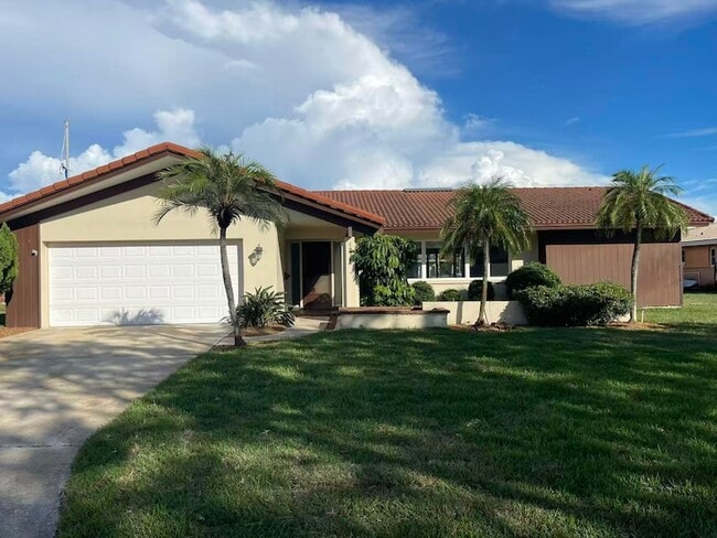 1970 Illinois Ave NE in St. Petersburg, FL - Foto de edificio - Building Photo
