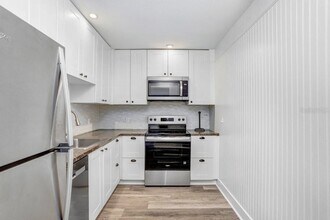 4610 W Gray St in Tampa, FL - Building Photo - Building Photo