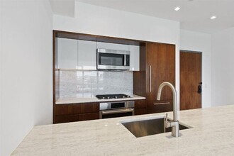 75 Park Ln S-Unit -305 in Jersey City, NJ - Building Photo - Building Photo