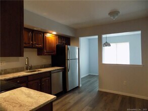 25 Canterbury Ct in Brookfield, CT - Building Photo - Building Photo