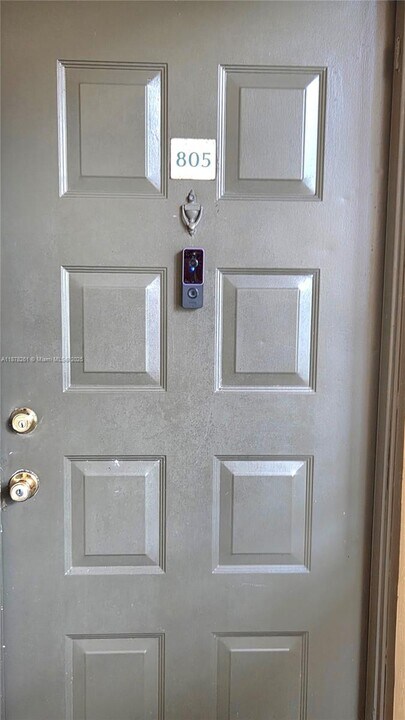 9999 Summerbreeze Dr in Sunrise, FL - Building Photo