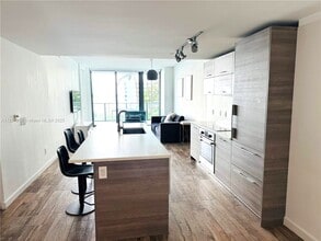 650 NE 32nd St in Miami, FL - Foto de edificio - Building Photo