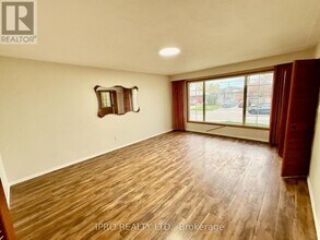 22 Rapallo Dr in Hamilton, ON - Building Photo - Building Photo