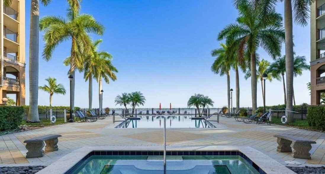 2825 Palm Beach Blvd, Unit 104 in Ft. Myers, FL - Building Photo