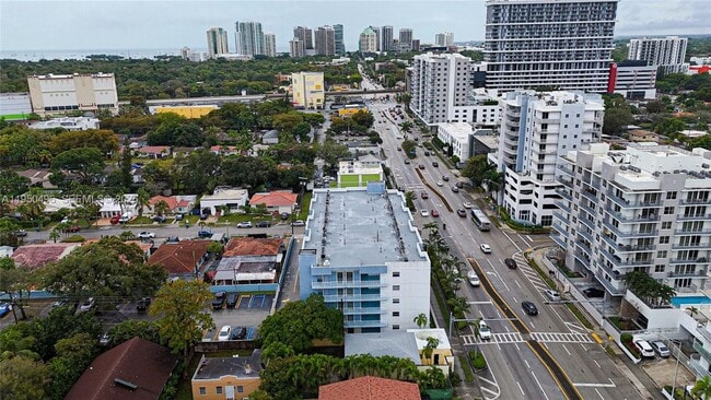2575 SW 27th Ave in Miami, FL - Foto de edificio - Building Photo