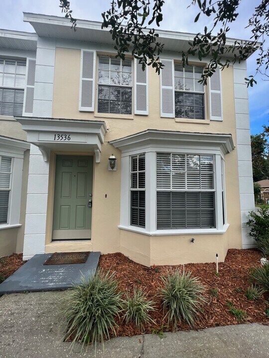 13536 Embassy Park Ct in Dade City, FL - Building Photo