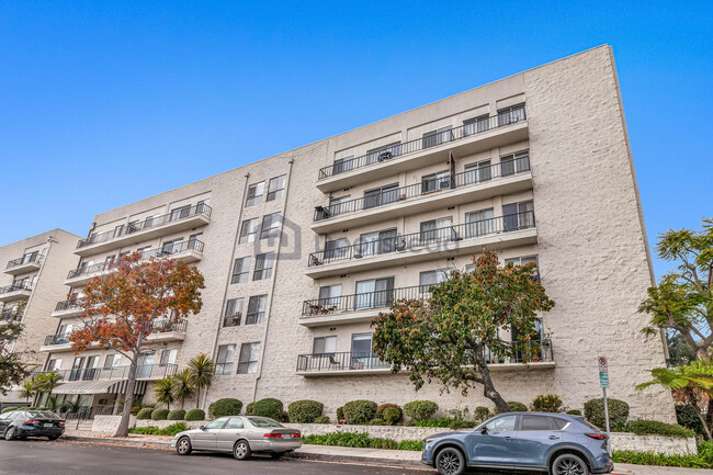 1115 S Elm Dr, Unit Apt 512 in Los Angeles, CA - Building Photo - Building Photo