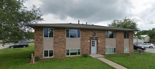 103 Crestview Dr in Eldridge, IA - Building Photo - Building Photo