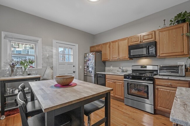 200 Banks St, Unit 1 in Cambridge, MA - Building Photo - Building Photo