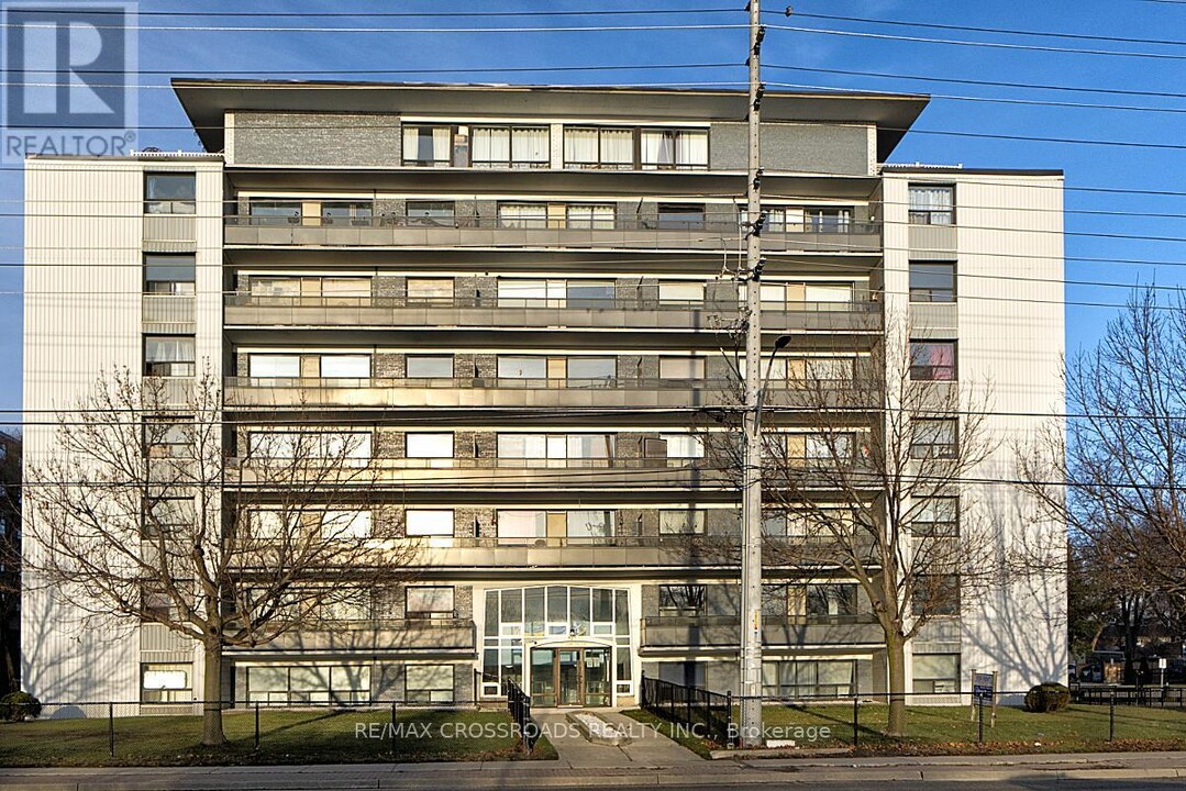 363-363 Lakeshore Rd E in Mississauga, ON - Building Photo