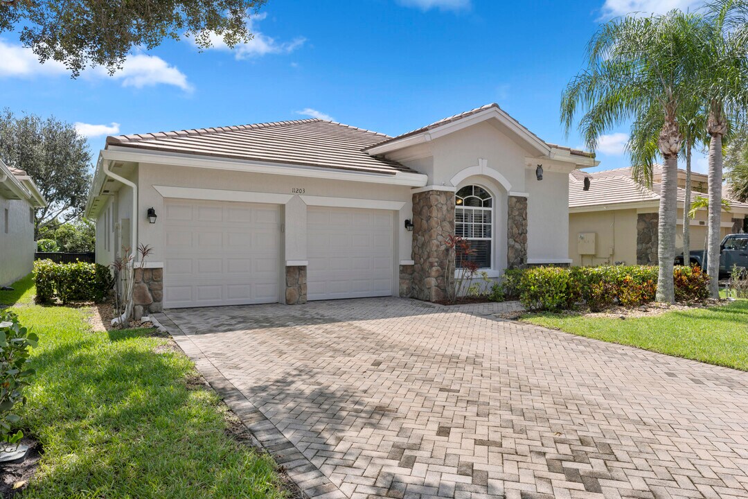 11203 Osprey Lake Ln in West Palm Beach, FL - Building Photo