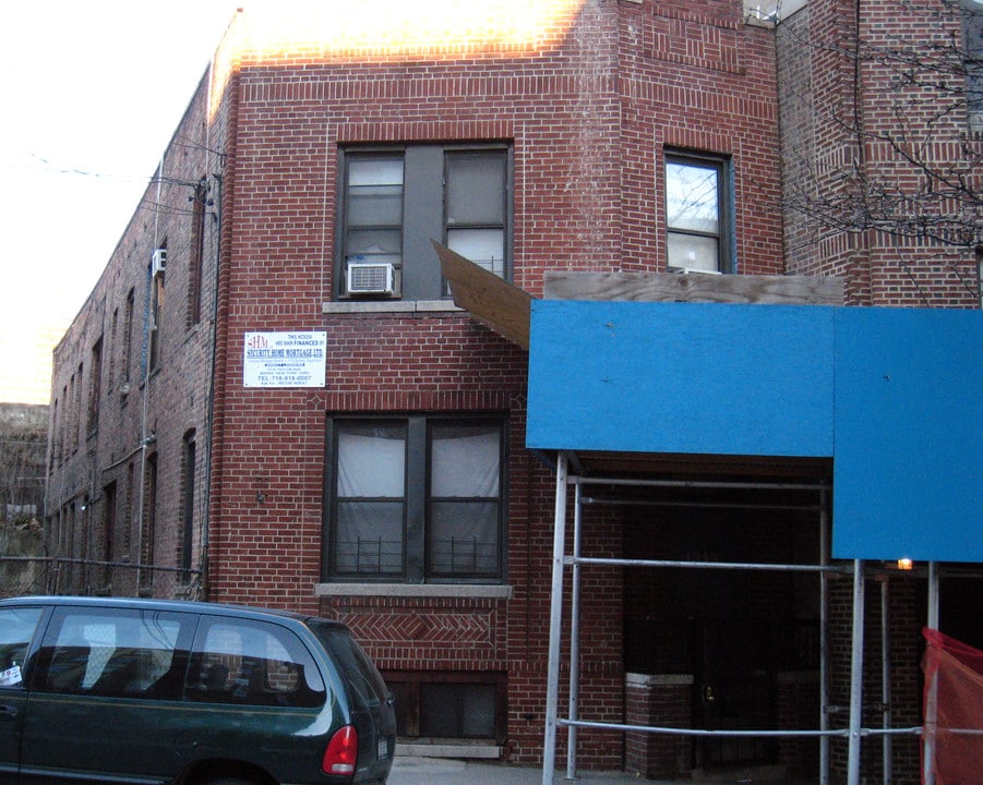 1313 W Farms Rd in Bronx, NY - Building Photo