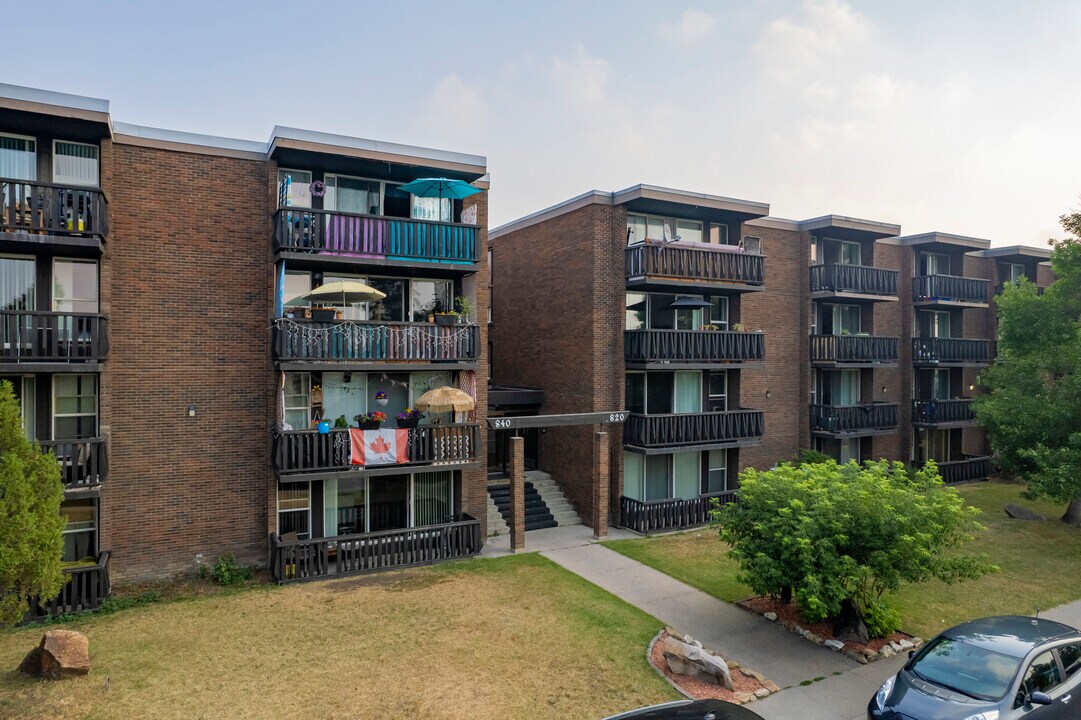 Chinook Court in Calgary, AB - Building Photo