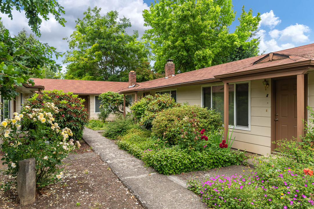 Villa Caprice in Salem, OR - Building Photo