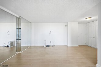 300 Winston Dr in Cliffside Park, NJ - Building Photo - Building Photo