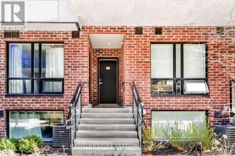 871 Sheppard Ave W in Toronto, ON - Building Photo - Building Photo