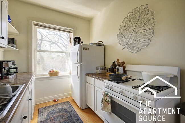 2106 W Thomas St, Unit 3 in Chicago, IL - Foto de edificio - Building Photo
