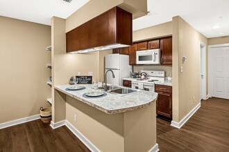 Stoneybrook Apartments & Townhomes in San Antonio, TX - Foto de edificio - Building Photo