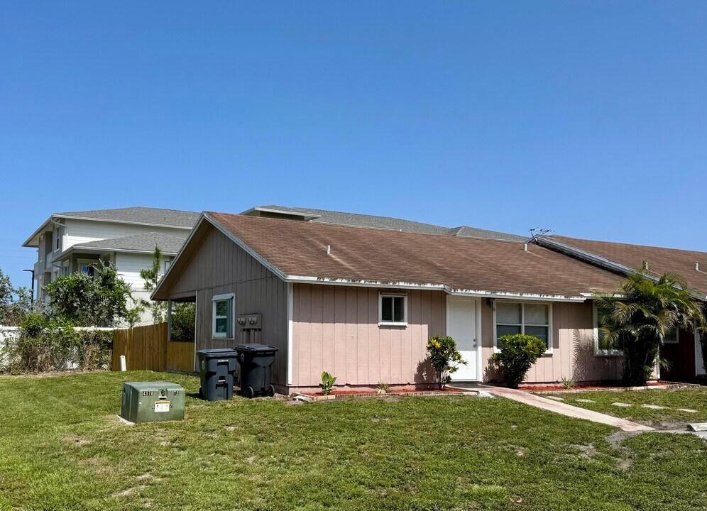 2158 Pretty Ln in West Palm Beach, FL - Building Photo