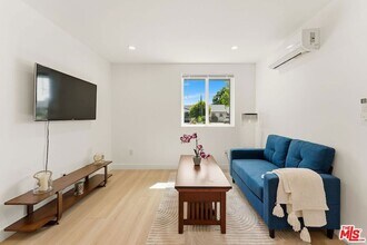 7103 Hatillo Ave in Los Angeles, CA - Foto de edificio - Building Photo