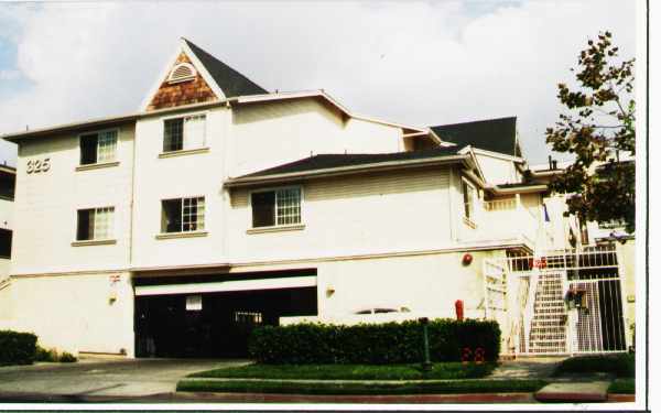 325 Flower St in Santa Ana, CA - Building Photo