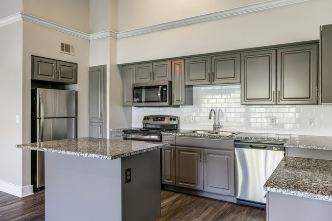 Ellwood at Lake Travis in Austin, TX - Foto de edificio - Building Photo