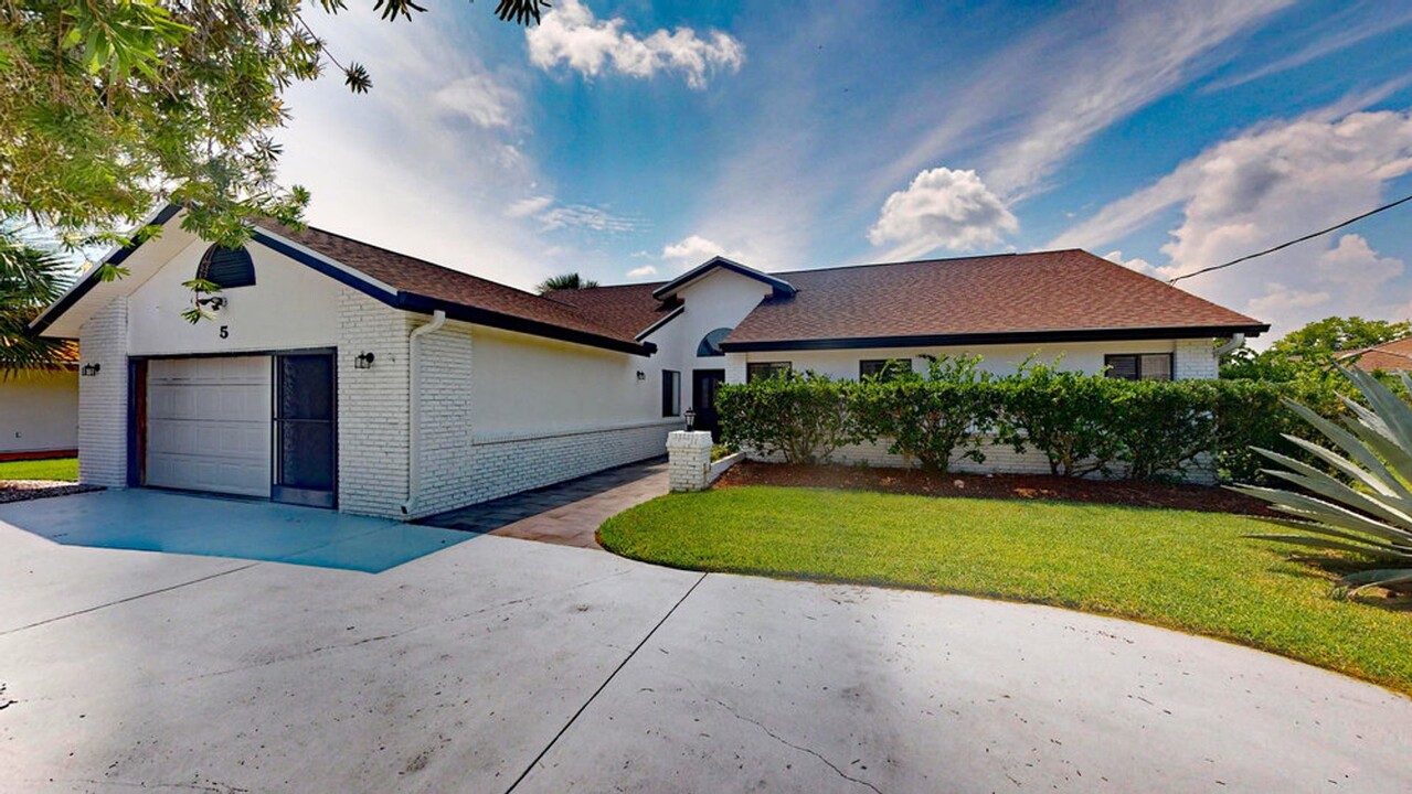 5 Center Pl in Palm Coast, FL - Building Photo