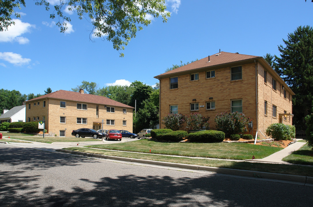 Highland Apartments in East Lansing, MI - Building Photo