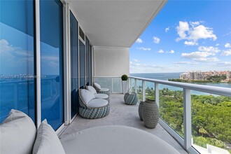 100 S Pointe Dr, Unit 1102/03 in Miami Beach, FL - Foto de edificio - Building Photo