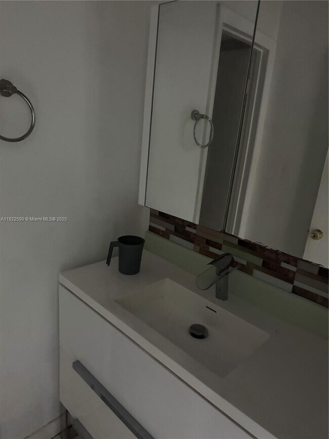 1085 W 68th St in Hialeah, FL - Building Photo - Building Photo
