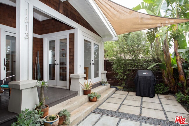 1613 Cabrillo Ave in Los Angeles, CA - Building Photo - Building Photo