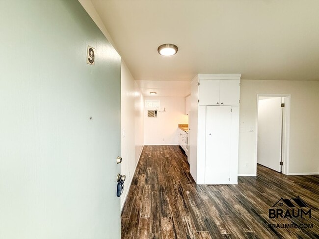 15634 Leadwell St in Los Angeles, CA - Building Photo - Building Photo