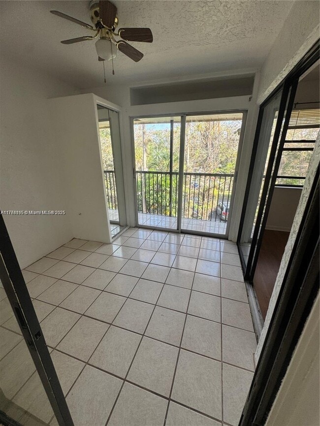 8773 Shadow Wood Blvd in Coral Springs, FL - Building Photo - Building Photo