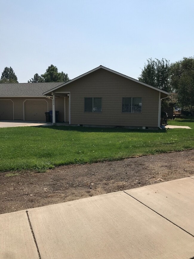 property at 2770 SW Volcano Ct