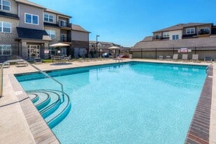 Stonegate Crossing in Clive, IA - Building Photo