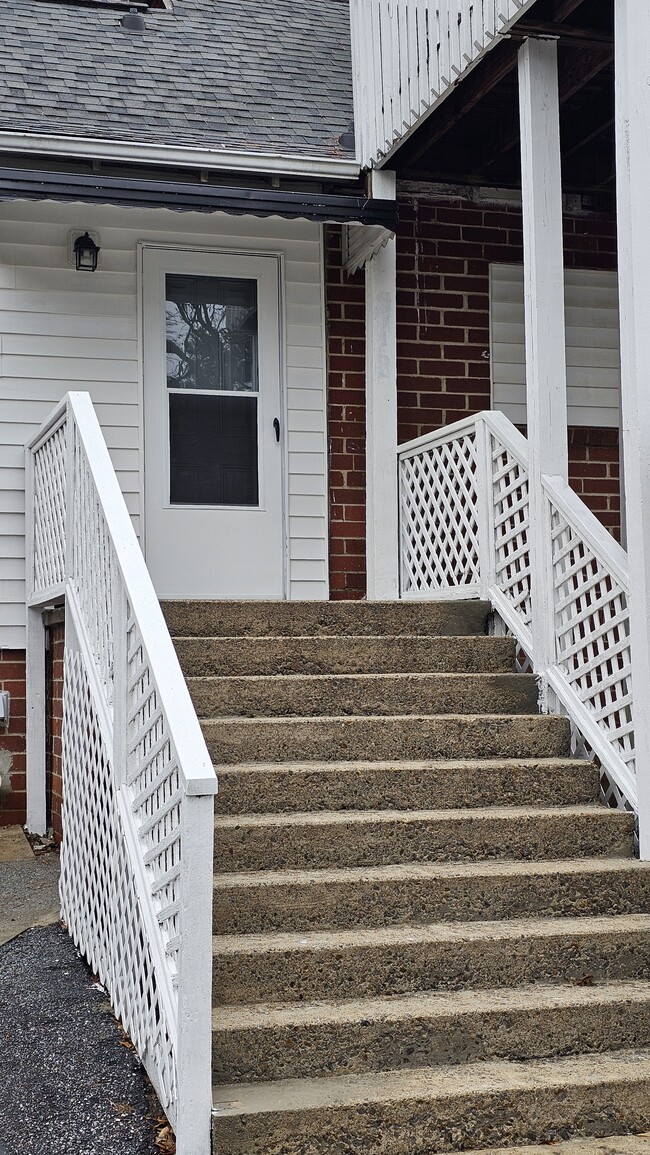 212 Thurston Dr NW, Unit #B