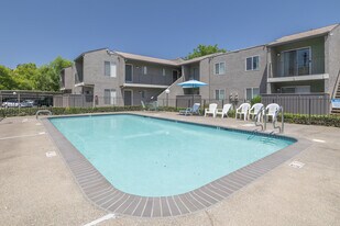 Fulton Oaks Apartments in Sacramento, CA - Building Photo
